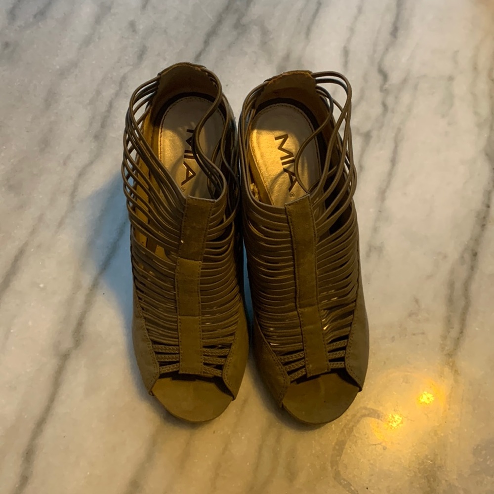 Used Dark Tan Woman Wedges